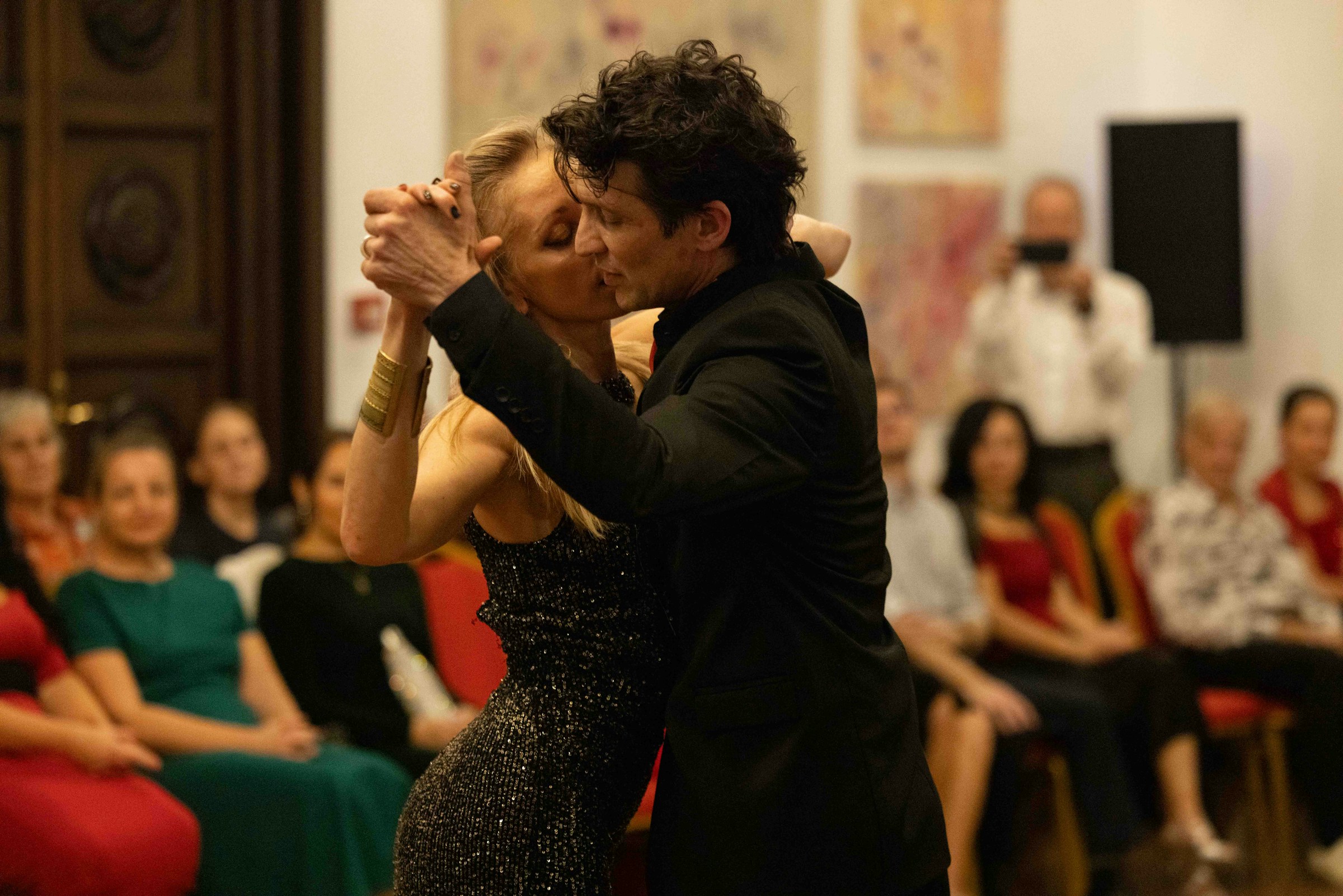 Coppia di ballerini adulti durante un corso di tango argentino