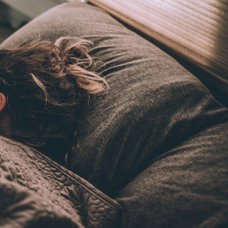 Persona che dorme di notte sotto le coperte