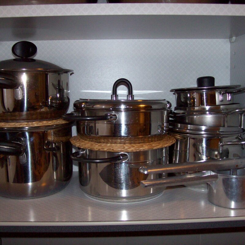 Pentole di acciaio inossidabile in una cucina