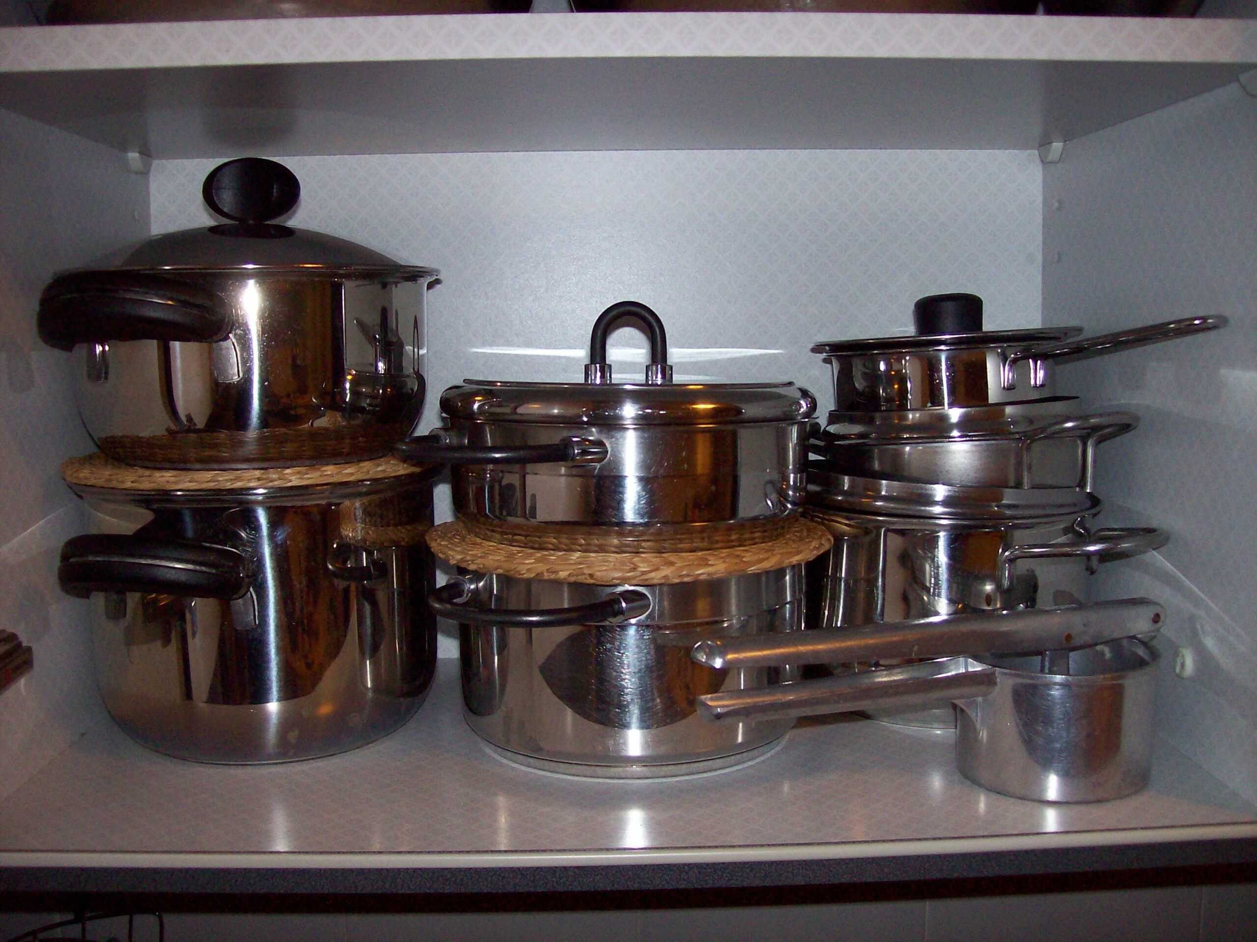 Pentole di acciaio inossidabile in una cucina