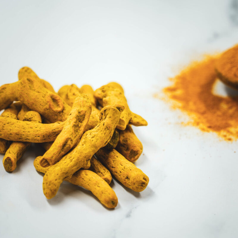 Radice di curcuma e curcuma in polvere