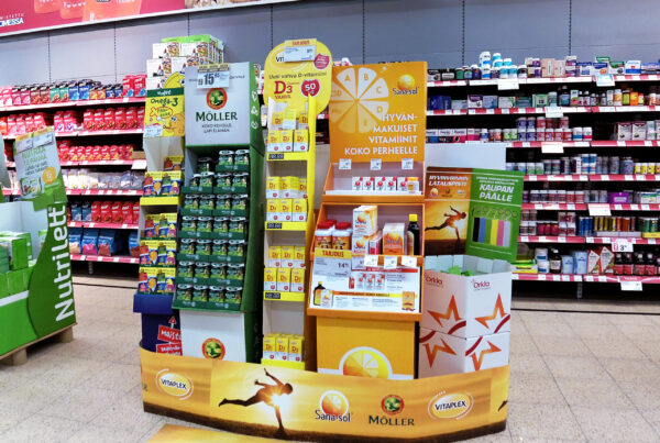 Reparto di integratori alimentari esposti sugli scaffali di un supermercato