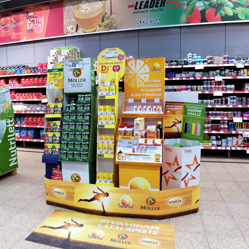 Reparto di integratori alimentari esposti sugli scaffali di un supermercato