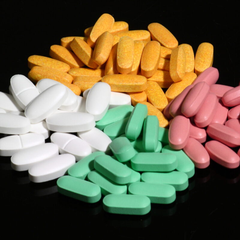 Compresse di integratori alimentari di diversi colori