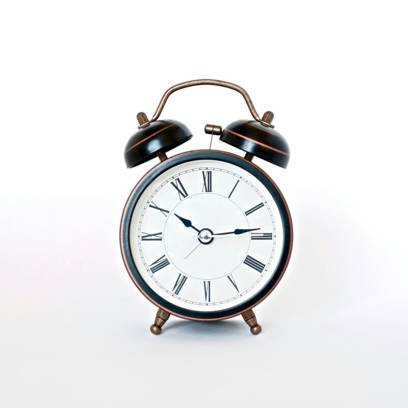 Orologio analogico, simbolo del digiuno intermittente scandito nel tempo