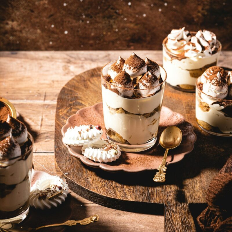 Dolci delle feste come il tiramisù, spesso ricchi di latte e panna, che possono creare difficoltà a chi ha intolleranza al lattosio