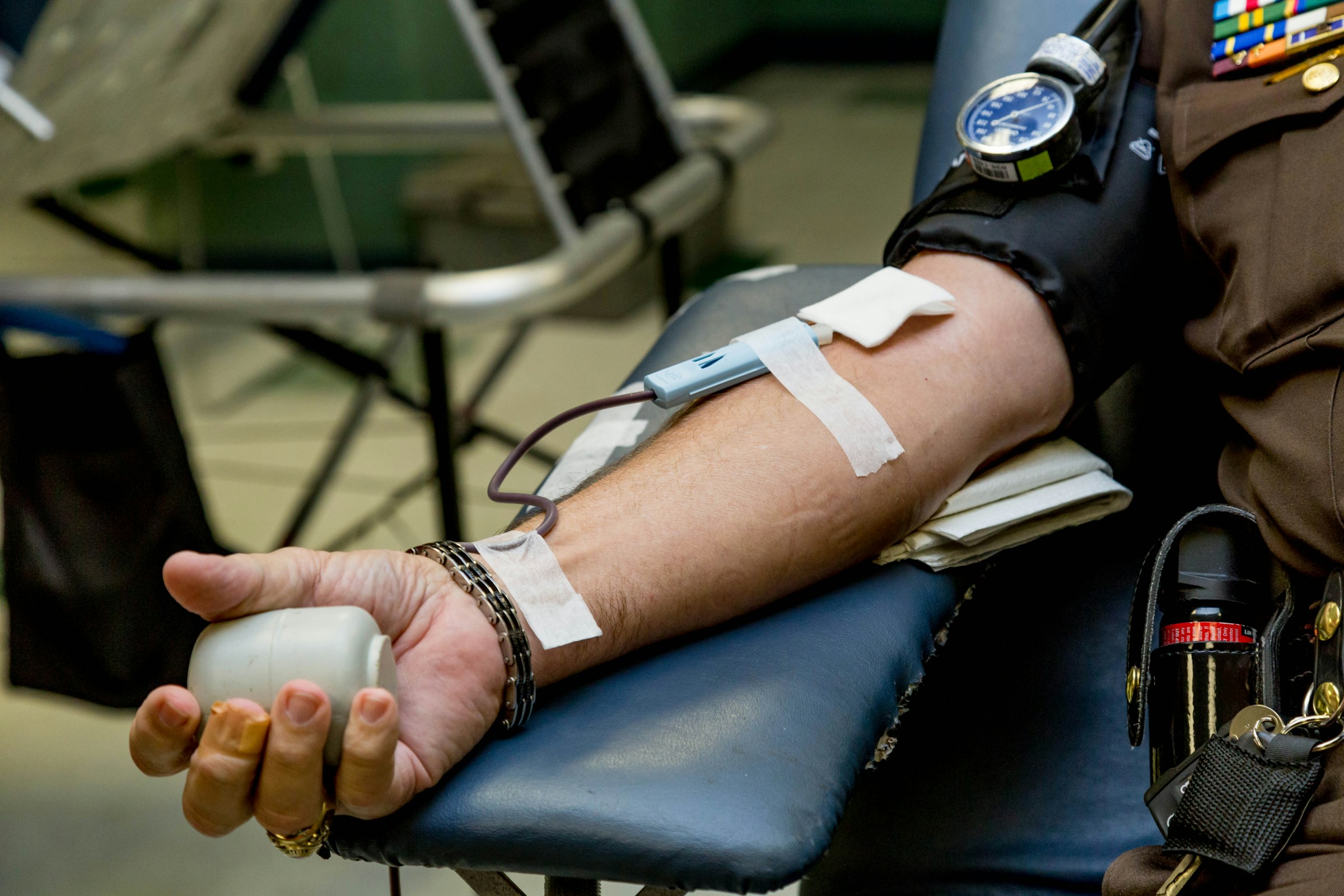Volontario dona il sangue in un centro trasfusionale