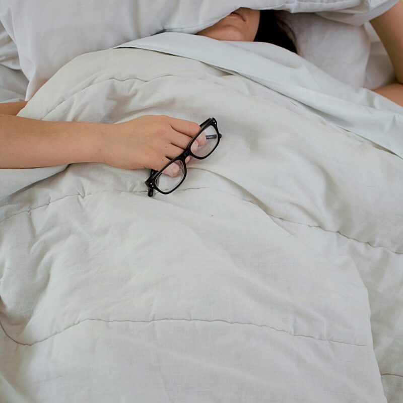Persona che fatica a dormire durante una notte calda d'estate