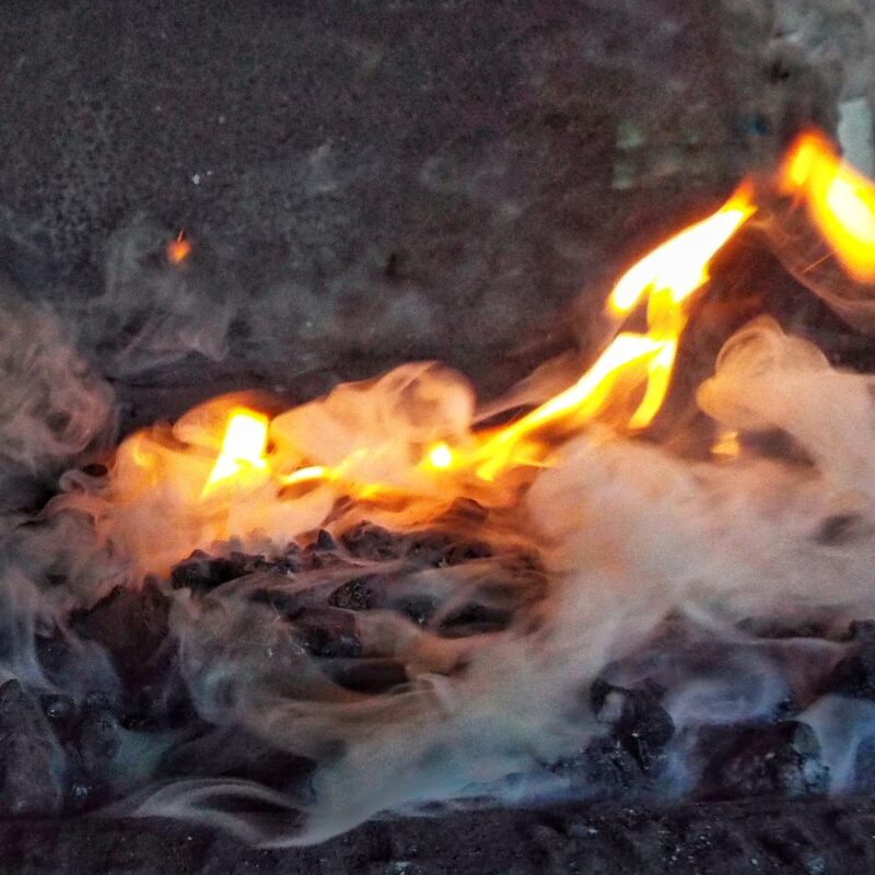 Fuoco e braci in una forgia da fabbro