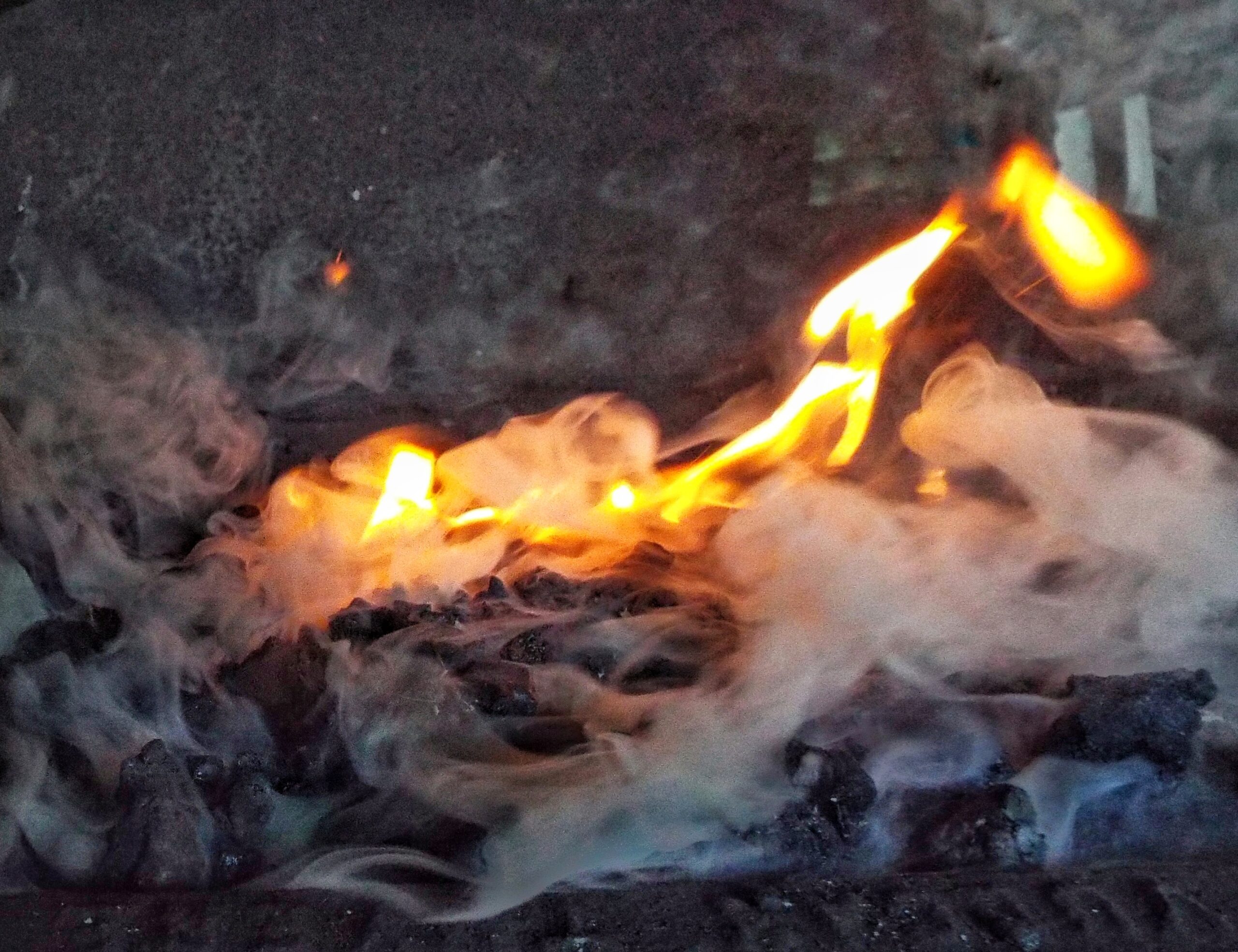 Fuoco e braci in una forgia da fabbro