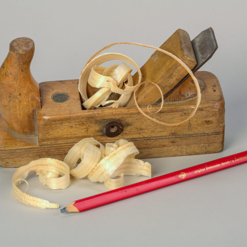 Pialla da falegname con trucioli di legno