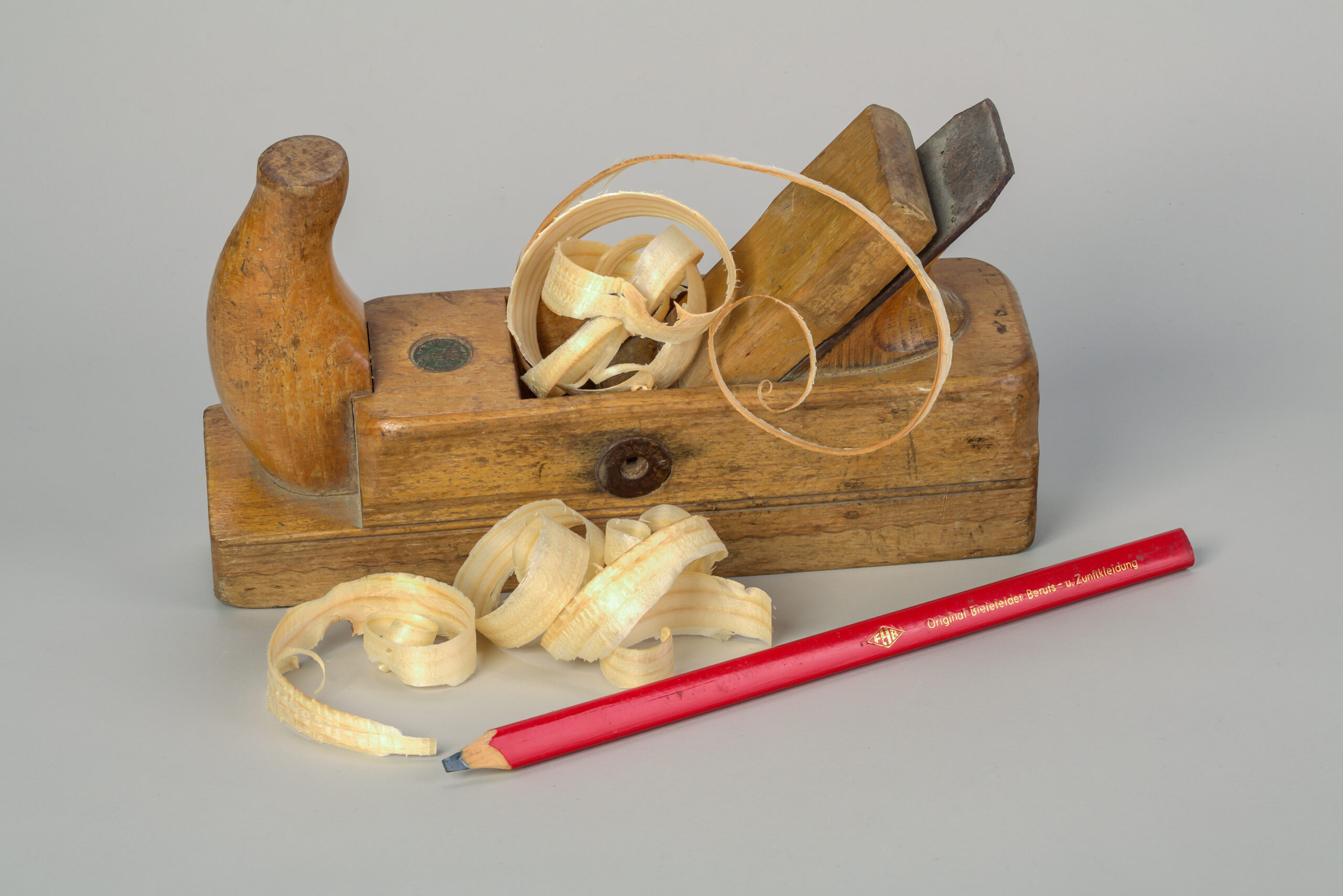 Pialla da falegname con trucioli di legno