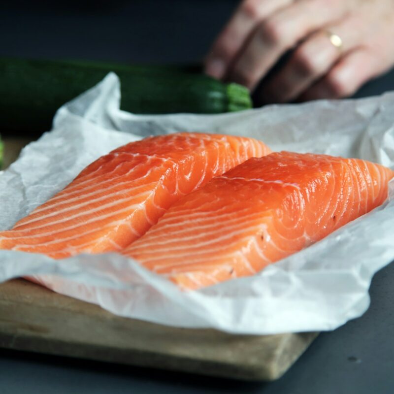 Filetto di salmone fresco su carta da forno, fonte di Omega 3