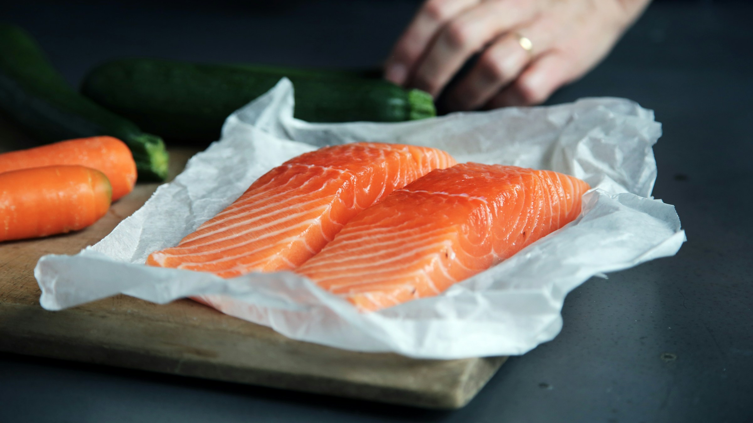 Filetto di salmone fresco su carta da forno, fonte di Omega 3