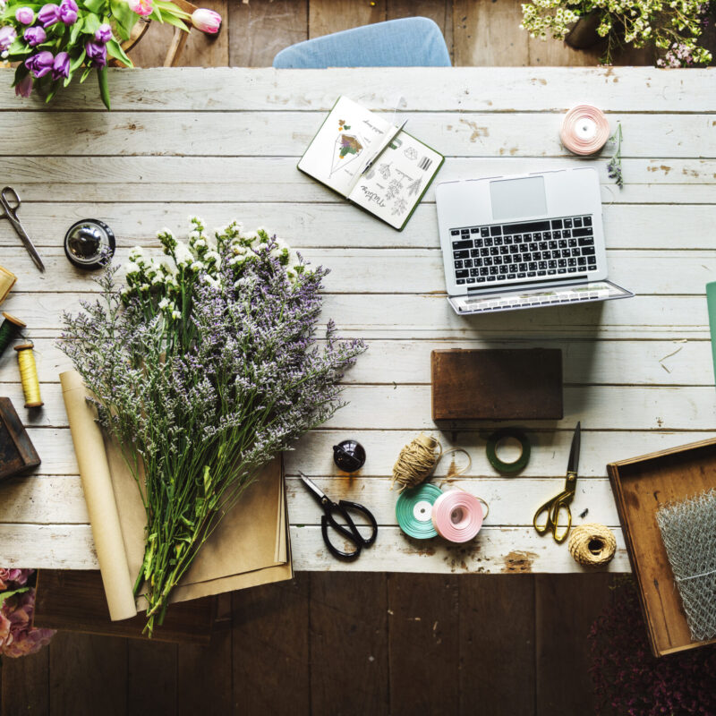 Tavolo da lavoro di un fiorista con fiori recisi e attrezzi