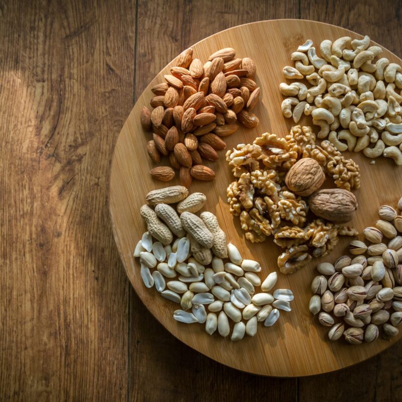 Noci, pistacchi, anacardi e mandorle come spuntino sano sul posto di lavoro