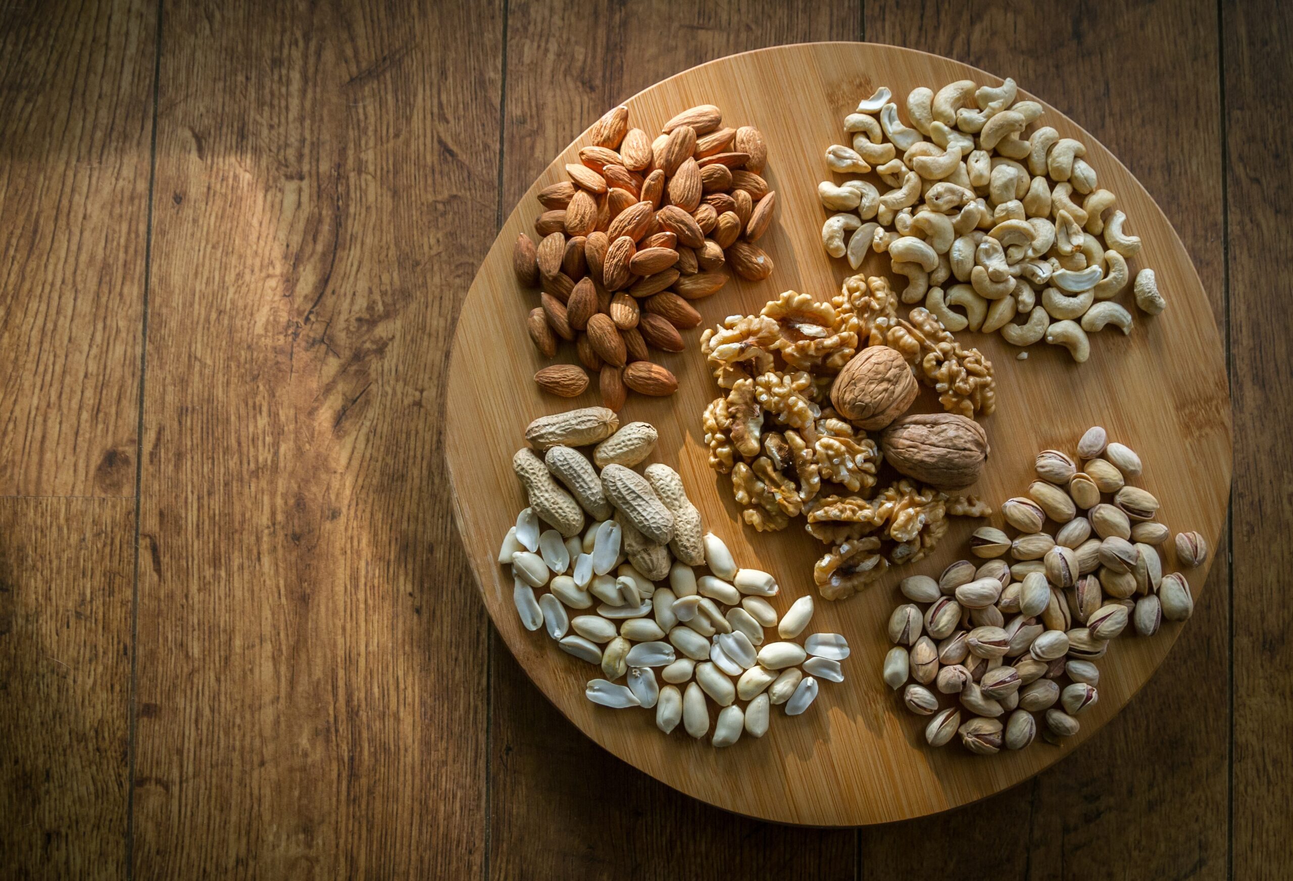 Noci, pistacchi, anacardi e mandorle come spuntino sano sul posto di lavoro
