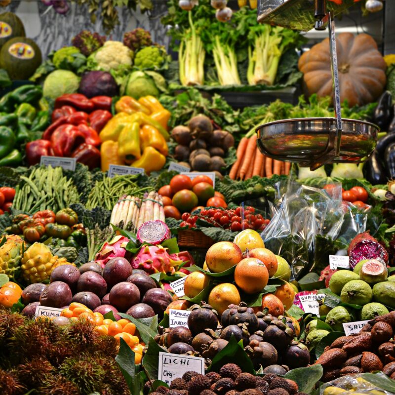 Frutta e verdura di stagione assortita esposta al mercato