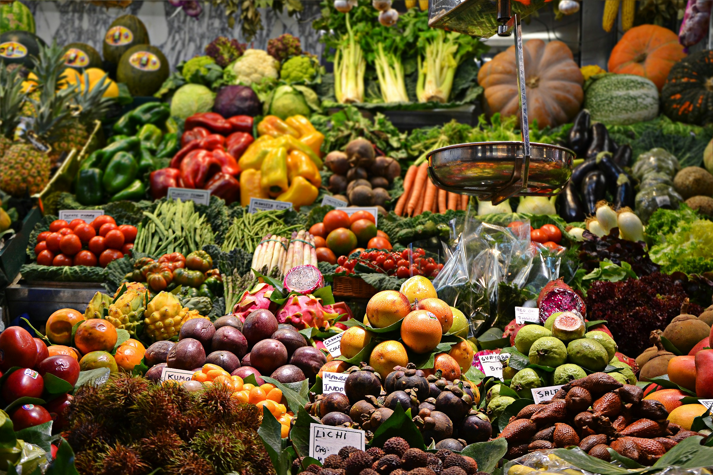 Frutta e verdura di stagione assortita esposta al mercato