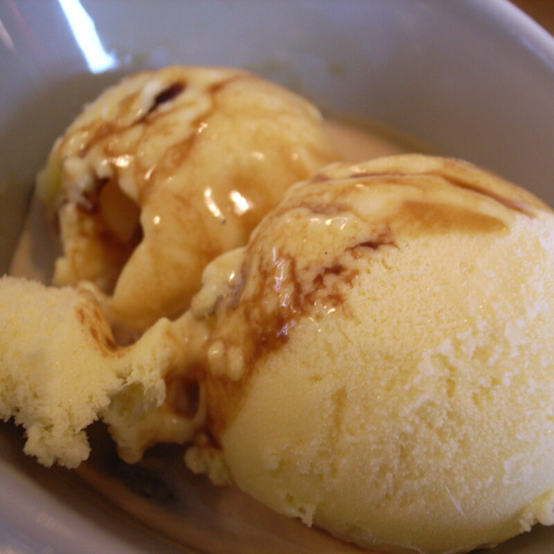 Coppetta di gelato artigianale al caffè con topping