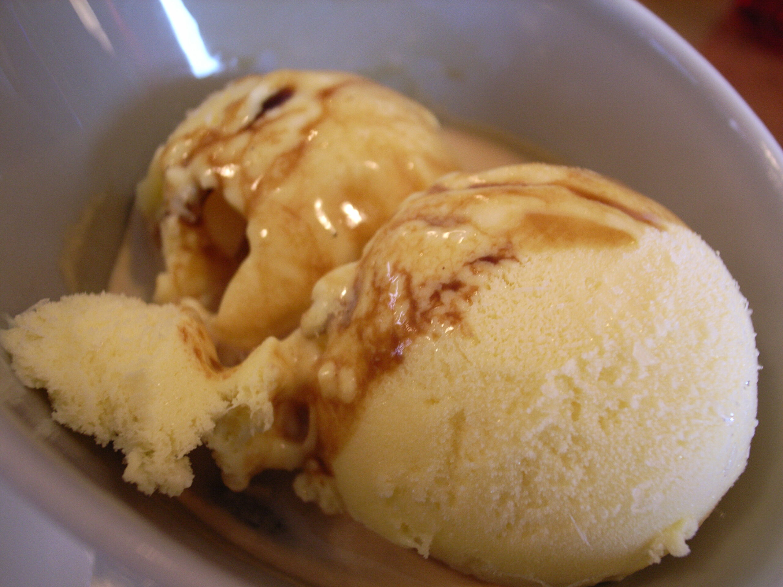Coppetta di gelato artigianale al caffè con topping