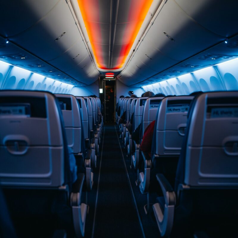 Interno di una cabina aerea durante un volo lungo