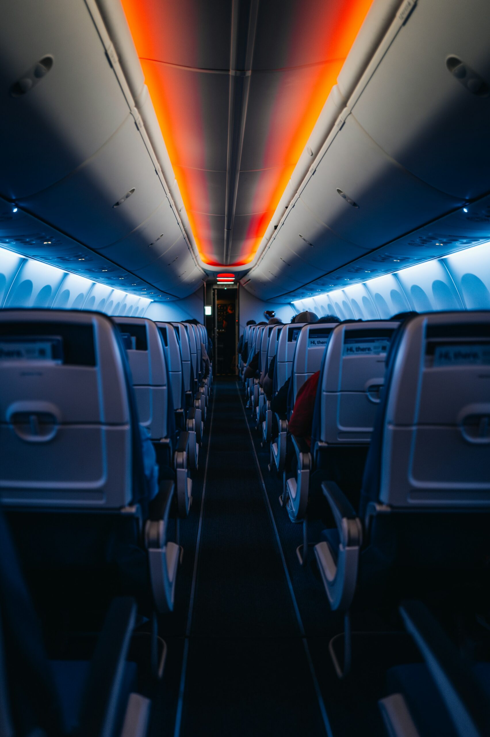 Interno di una cabina aerea durante un volo lungo