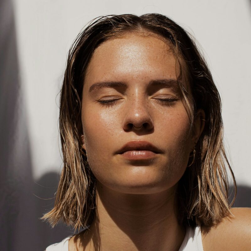 Volto di donna esposto alla luce del sole