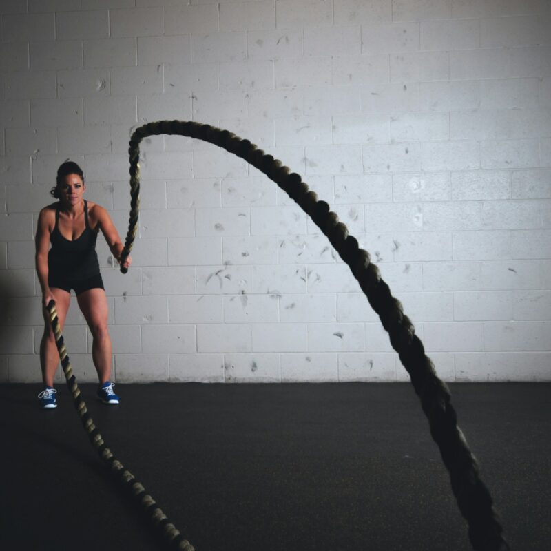 Allenamento a intervalli ad alta intensita con battle ropes in palestra