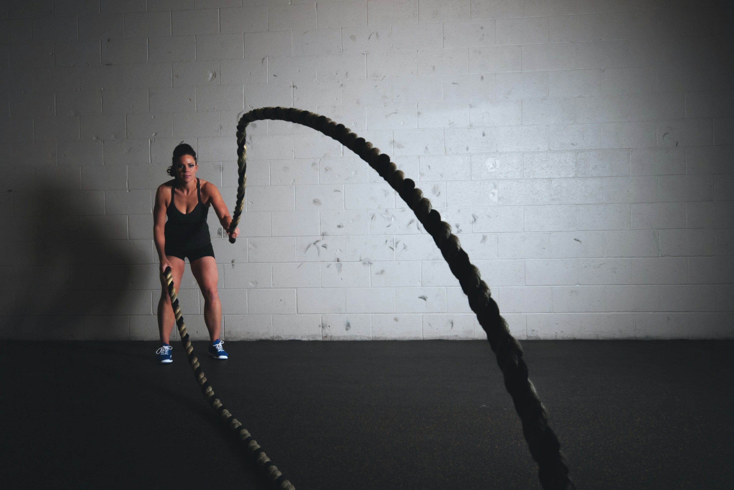 Allenamento a intervalli ad alta intensita con battle ropes in palestra