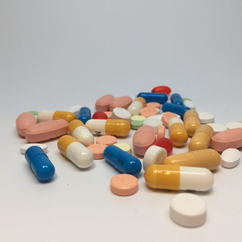Diverse confezioni e capsule tra farmaci e integratori, da distinguere leggendo sempre l'etichetta