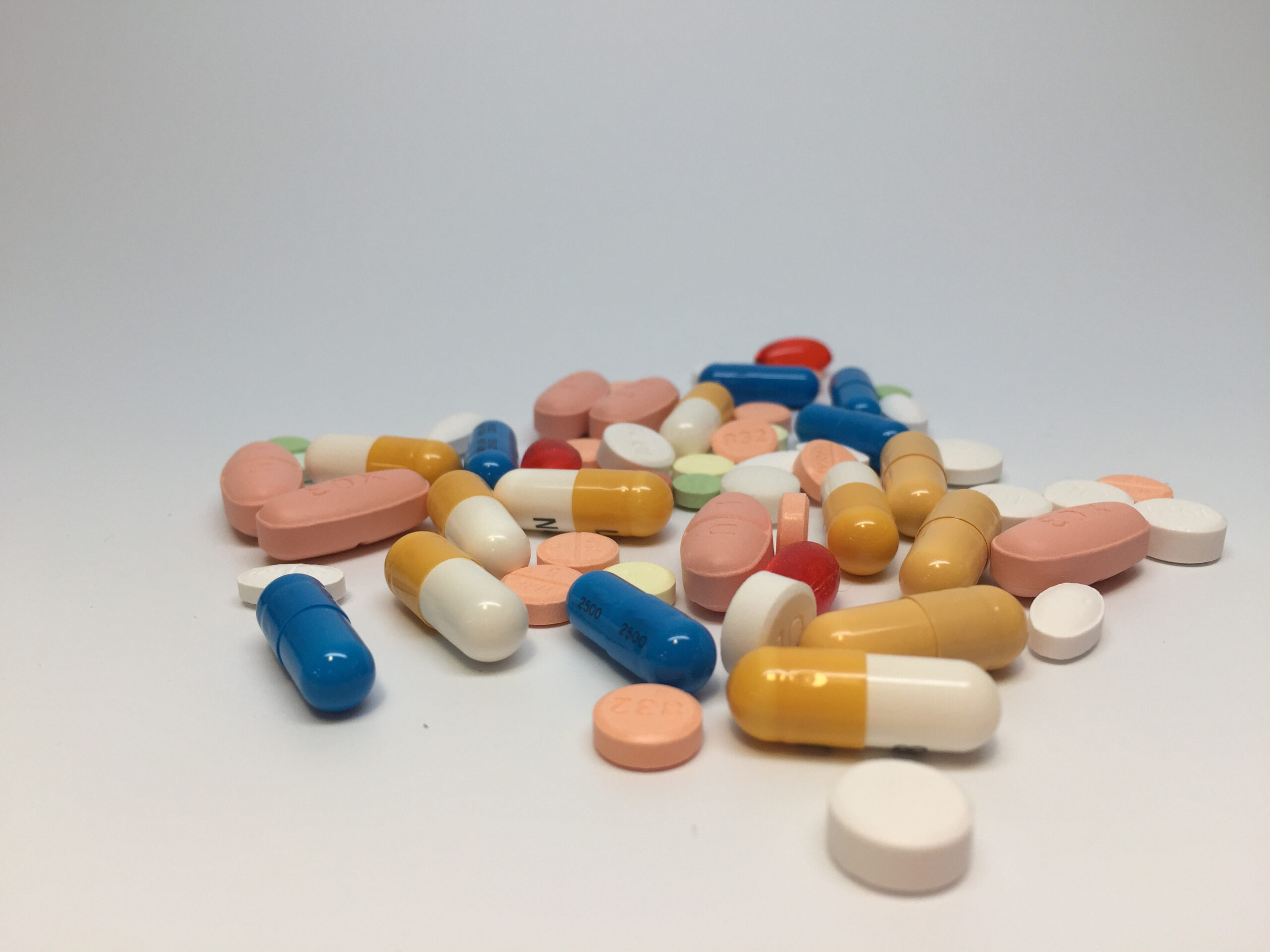 Diverse confezioni e capsule tra farmaci e integratori, da distinguere leggendo sempre l'etichetta