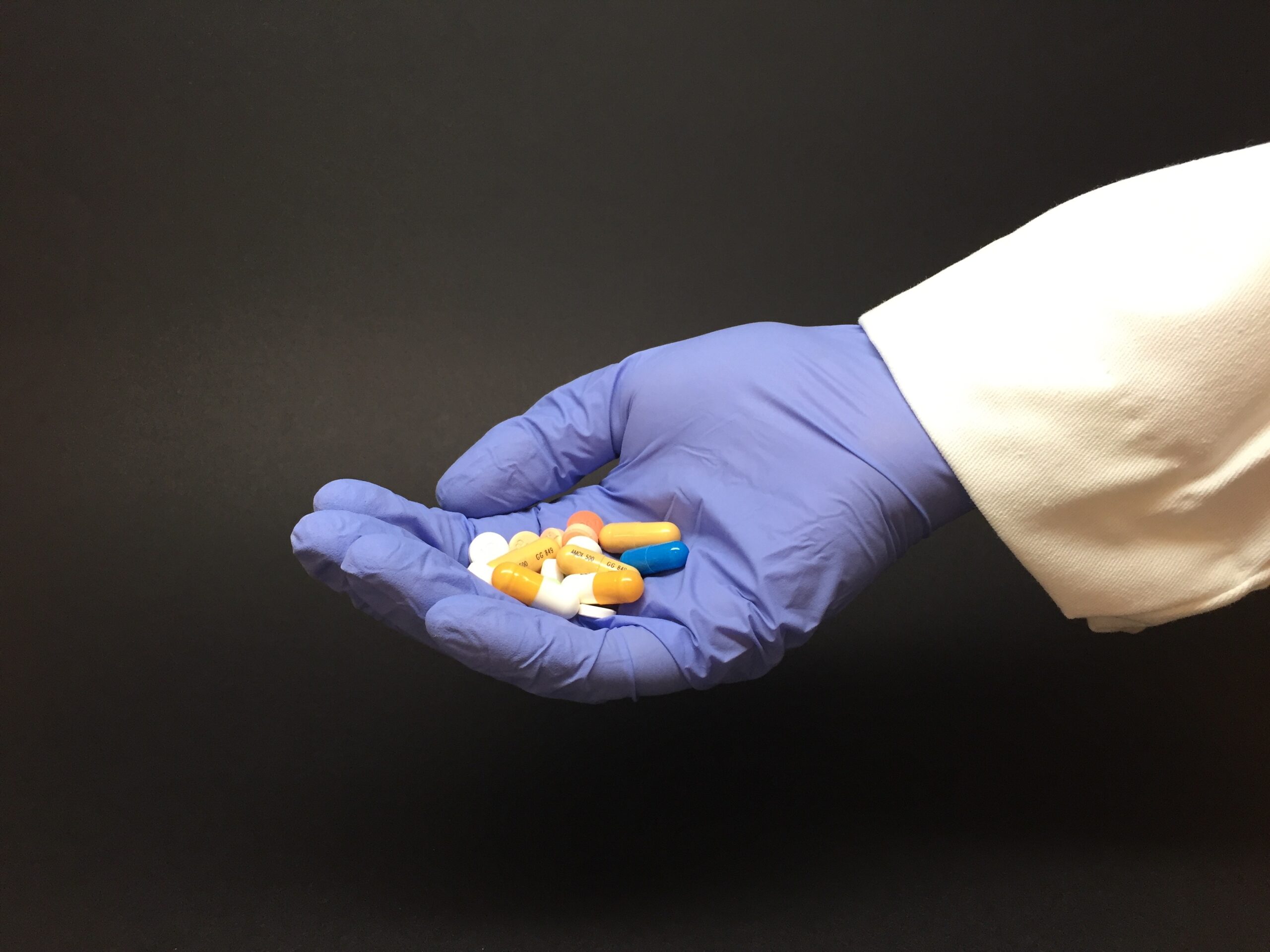 Diverse capsule e compresse di integratori/farmaci, da valutare leggendo sempre l'etichetta completa