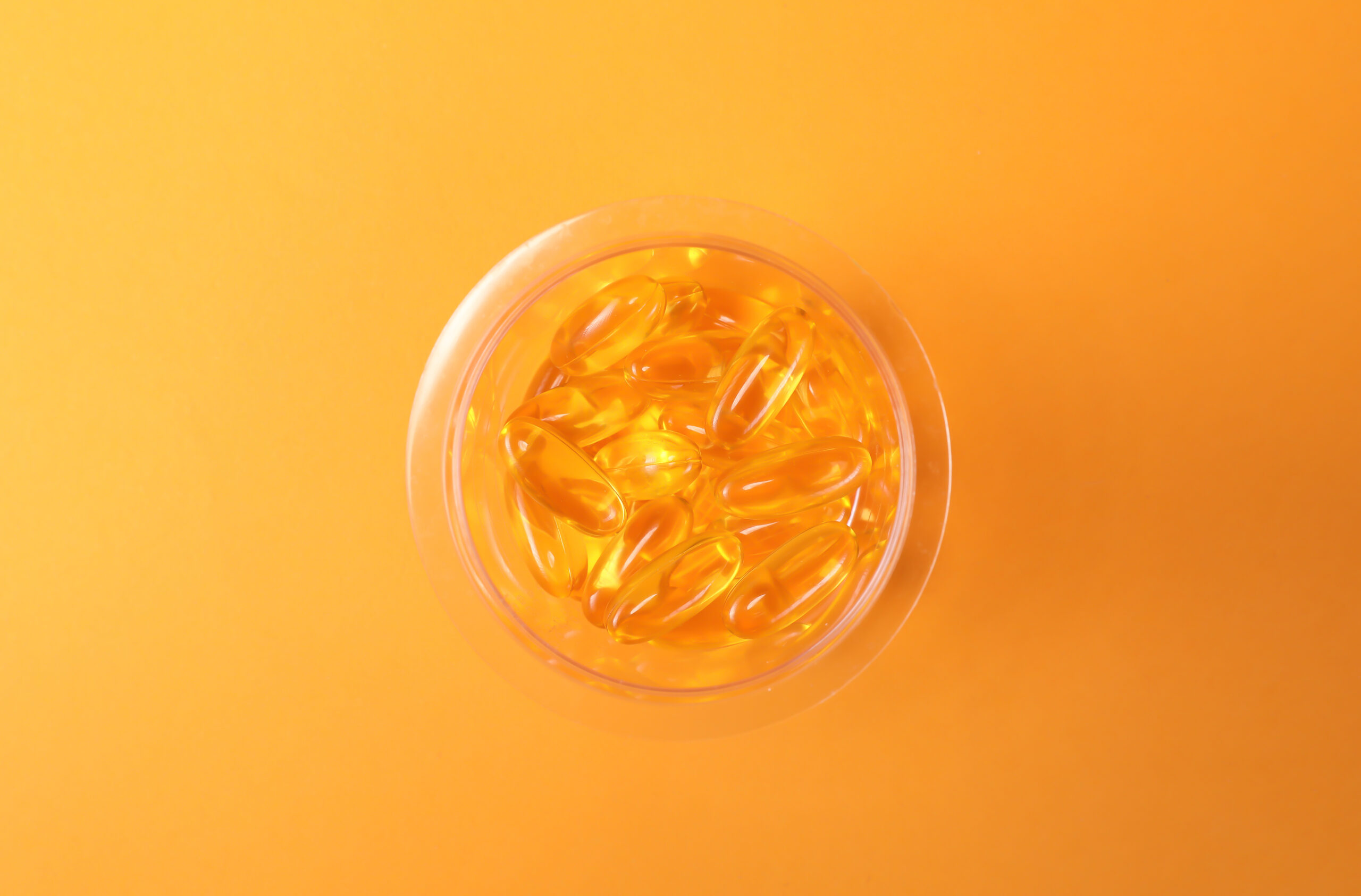 Capsule di omega 3 in un flacone, esempio di integratore in capsule
