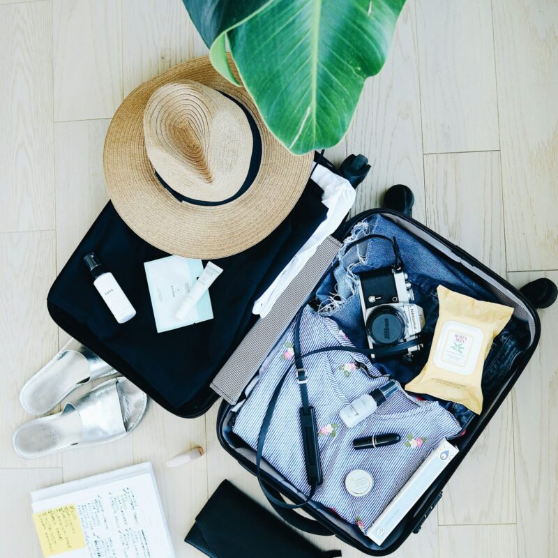 Valigia aperta con gli oggetti essenziali per un viaggio
