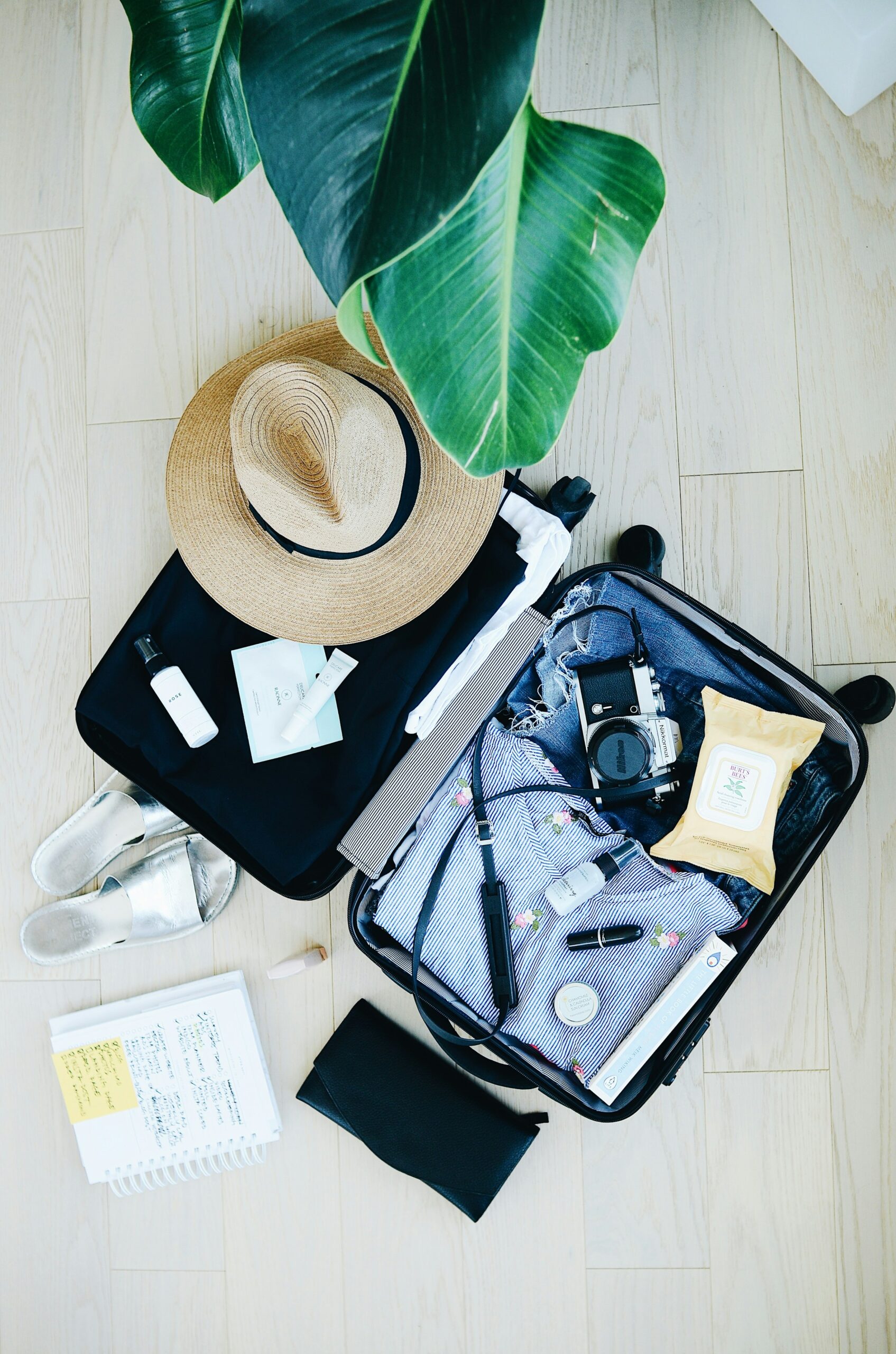 Valigia aperta con gli oggetti essenziali per un viaggio