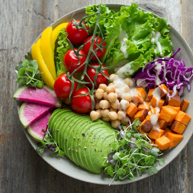 Ciotola di insalata con verdure fresche, alimentazione vegetale