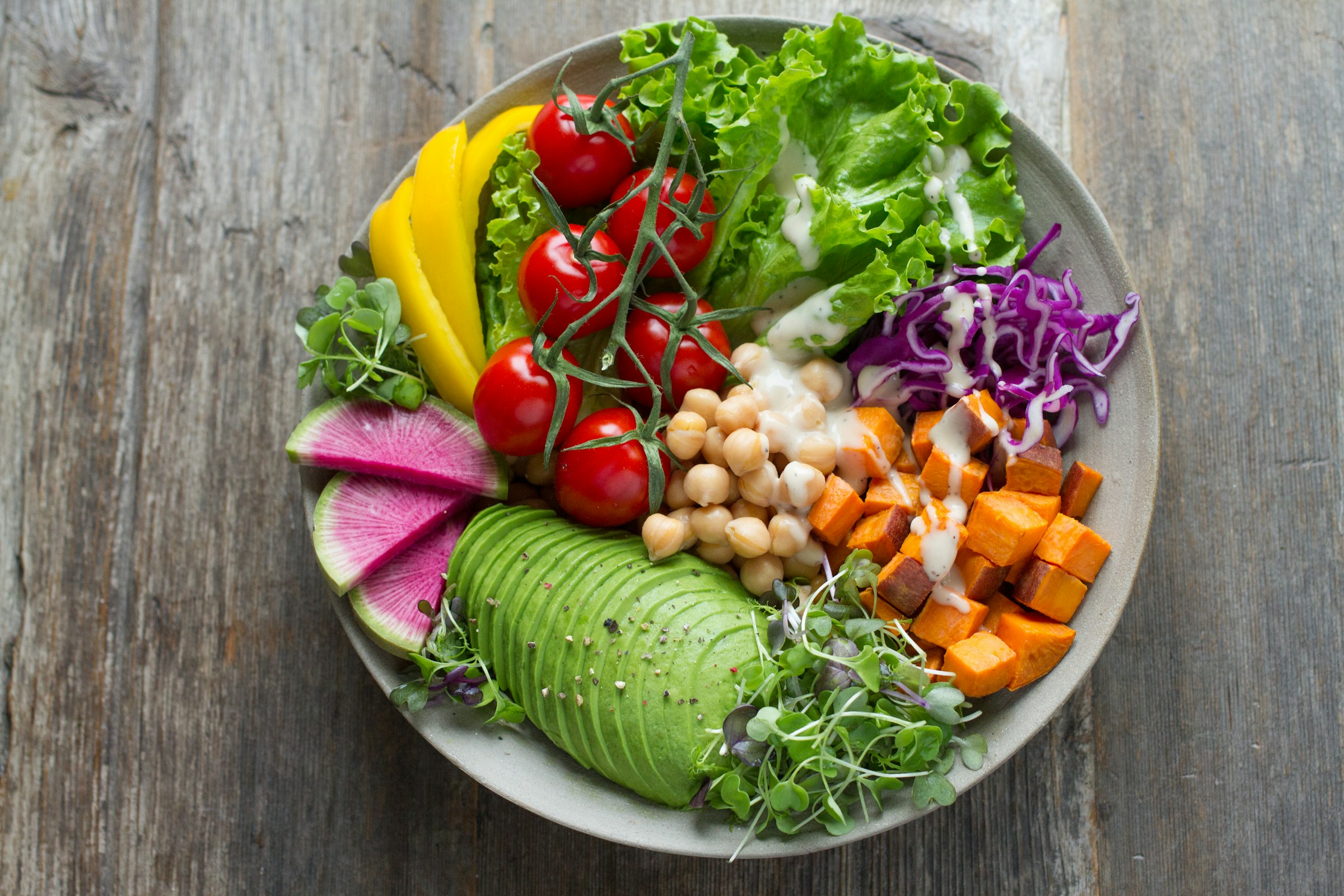 Ciotola di insalata con verdure fresche, alimentazione vegetale