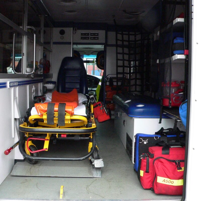 Interno di un'ambulanza con barella e attrezzature di soccorso pronte all'uso