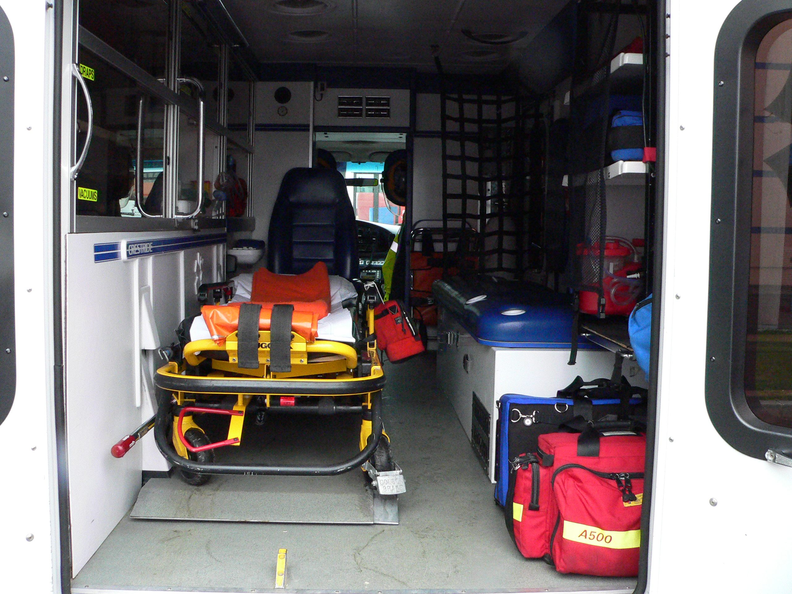 Interno di un'ambulanza con barella e attrezzature di soccorso pronte all'uso