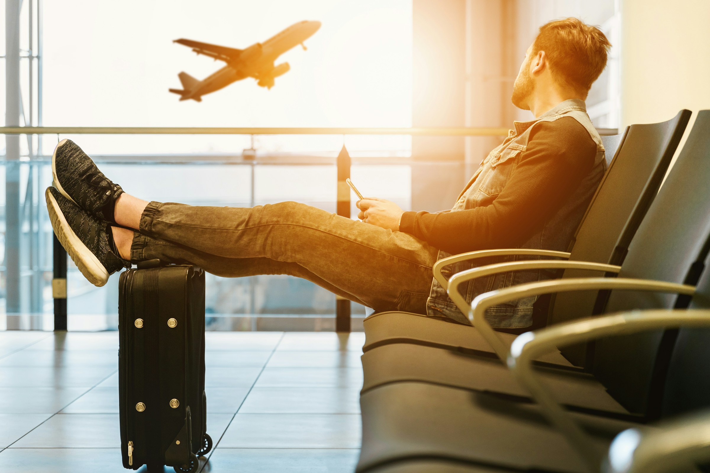 Viaggiatore in attesa in aeroporto durante un viaggio di lavoro con cambio di fuso orario
