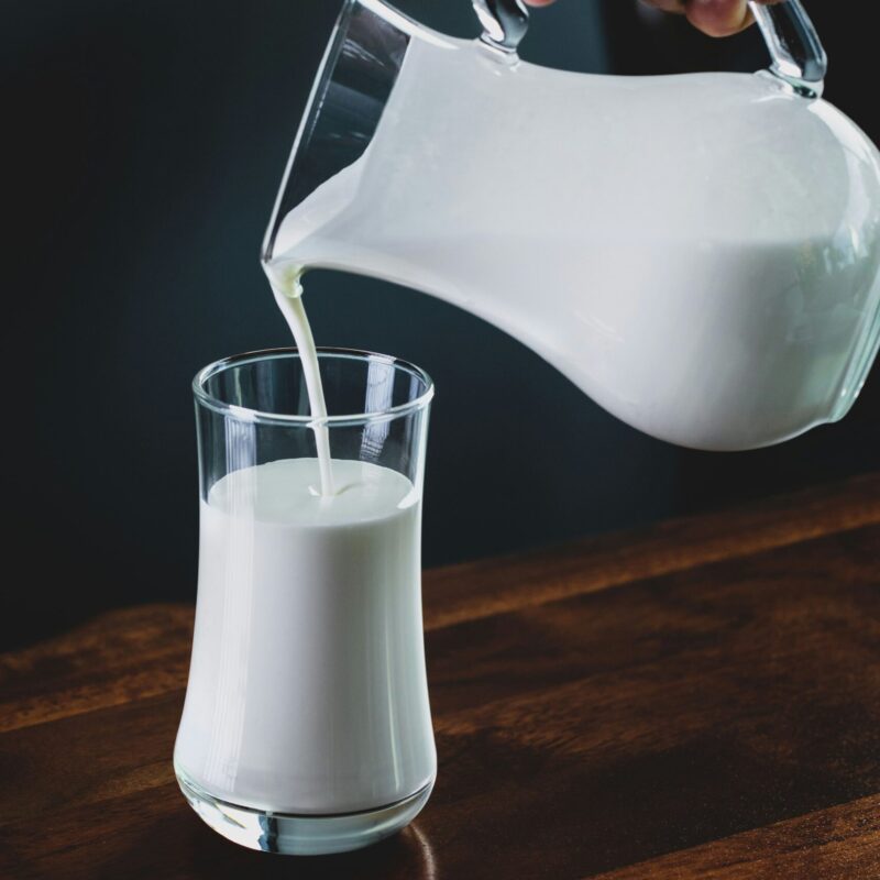Latte versato in un bicchiere, fonte alimentare di calcio