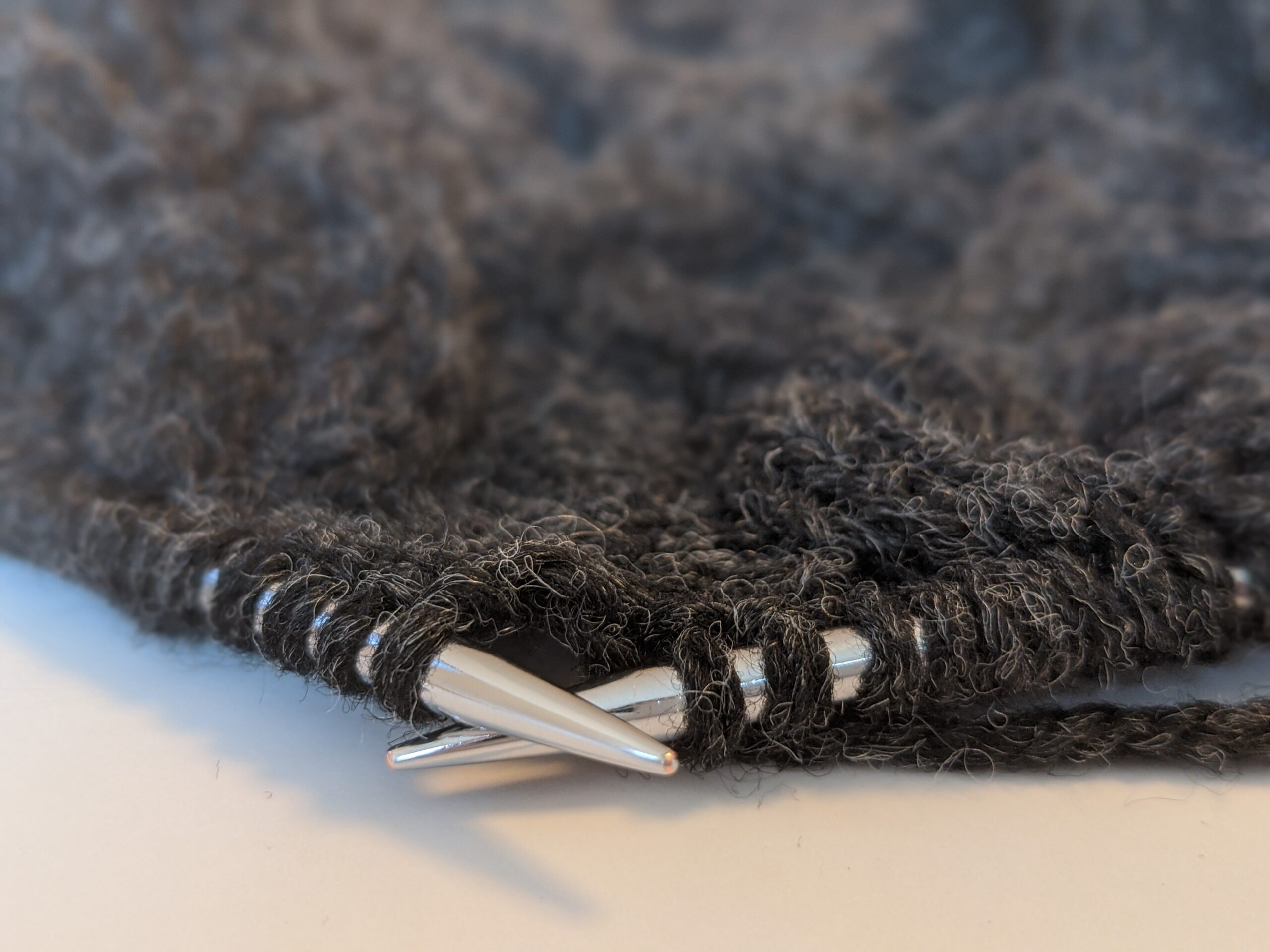 Ferri da maglia e gomitolo di lana, simbolo dei lavori a maglia e uncinetto che tornano di moda con l'arrivo dell'autunno