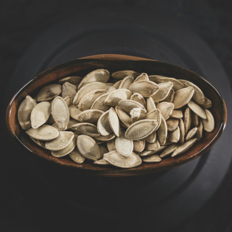 Semi di zucca in ciotola, fonte alimentare di magnesio