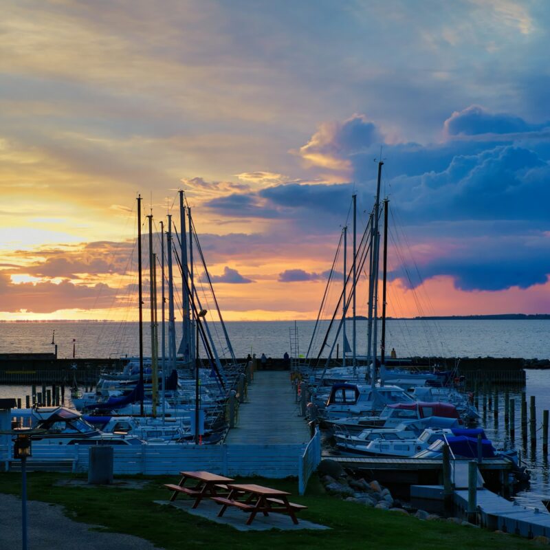 Darsena con barche ormeggiate al tramonto