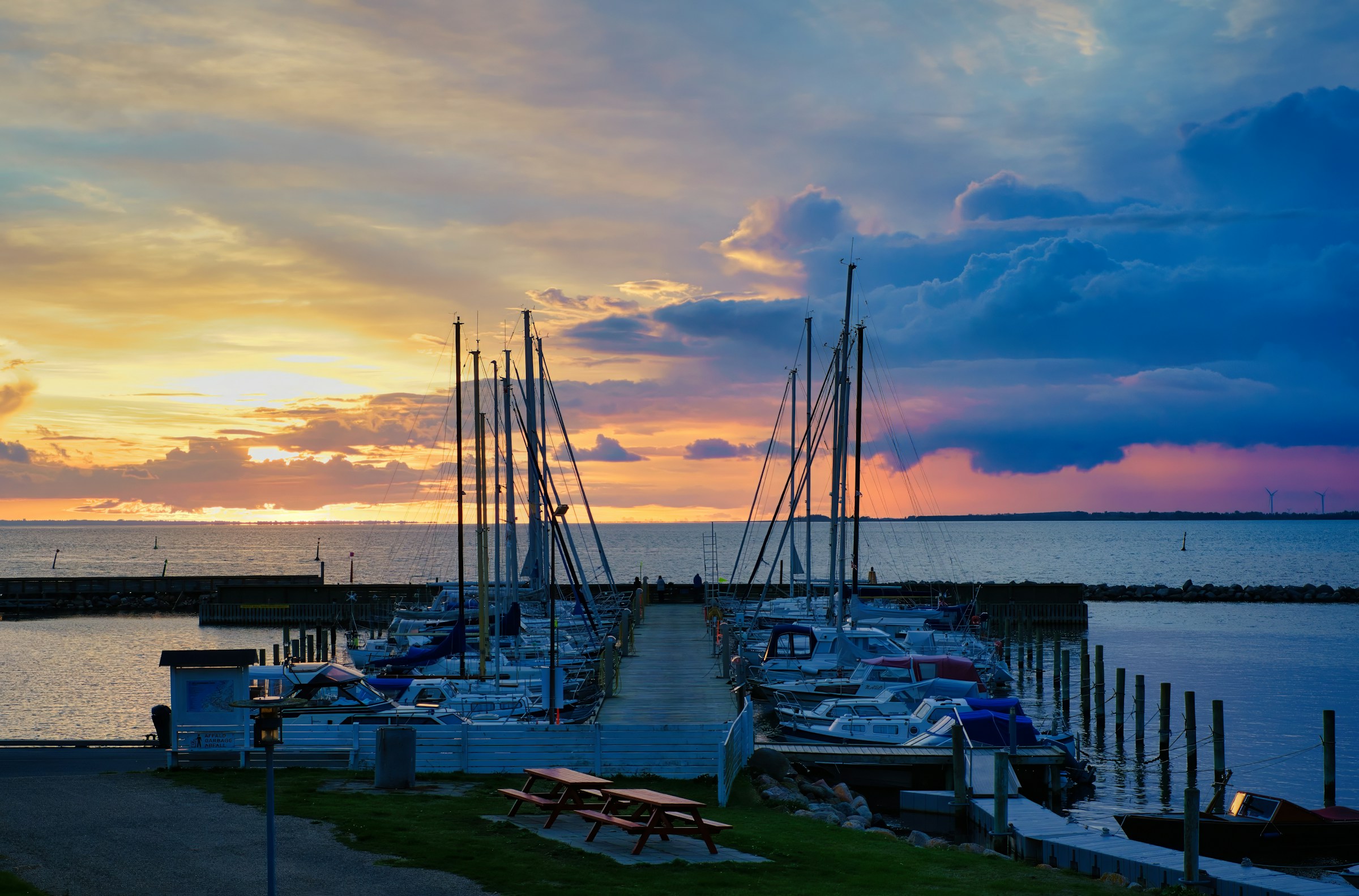 Darsena con barche ormeggiate al tramonto