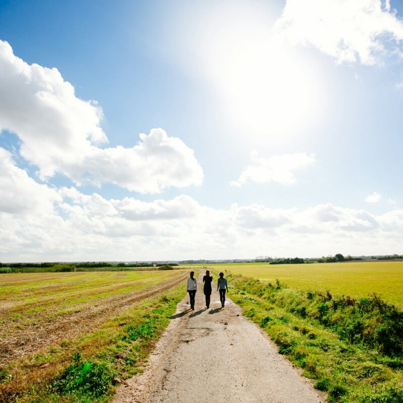 Persone che camminano su un sentiero in una giornata di sole