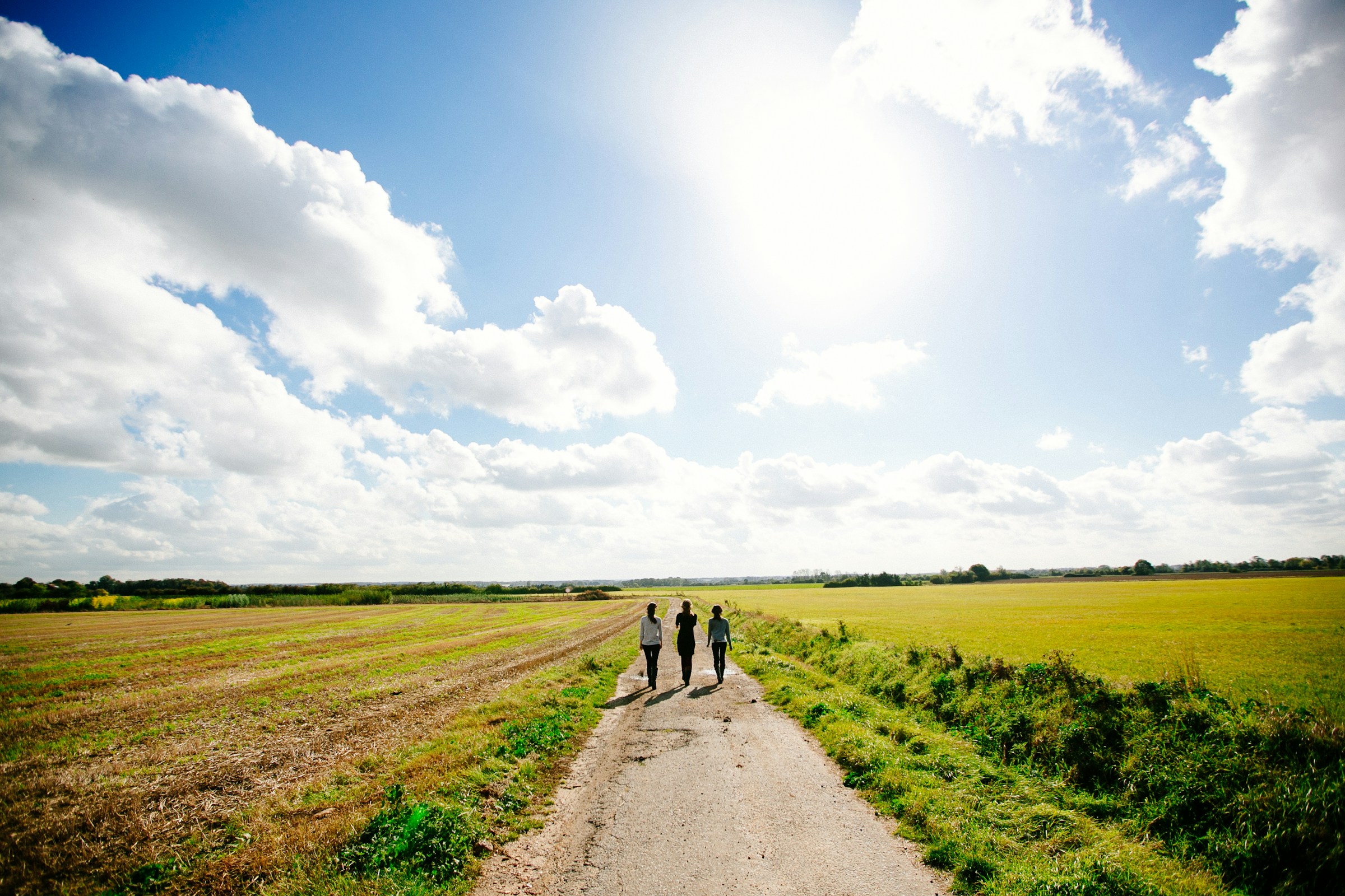 Persone che camminano su un sentiero in una giornata di sole