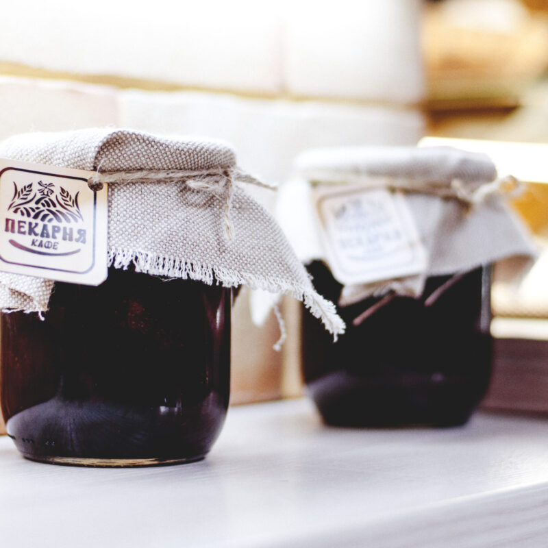 Vasetti di marmellata fatta in casa allineati, simbolo della tradizione delle conserve autunnali
