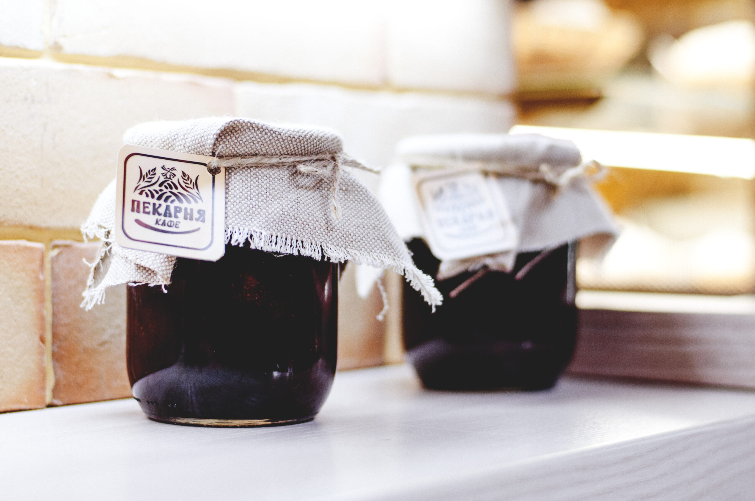 Vasetti di marmellata fatta in casa allineati, simbolo della tradizione delle conserve autunnali